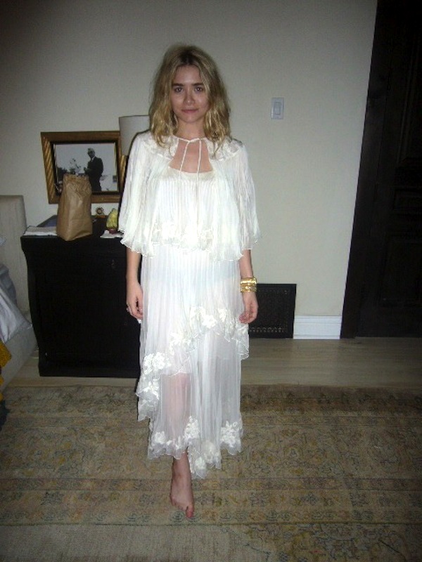 Olsens-Anonymous-Blog-3-Rare-Shots-Of-Ashley-Olsen-Trying-On-Red-Carpet-Looks-Pleated-White-Lace-Dress